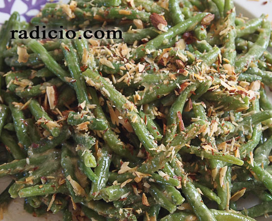 Green beans with garlic and almonds