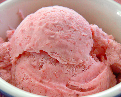 Frozen strawberry yogurt (frozen yogurt)