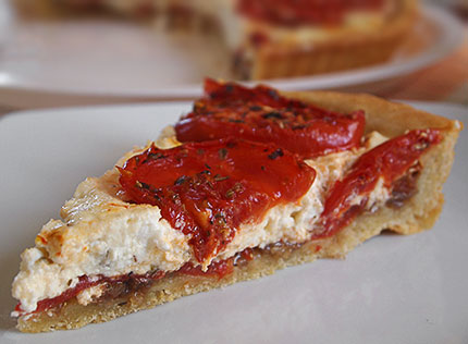 Tart with tomato and cheese