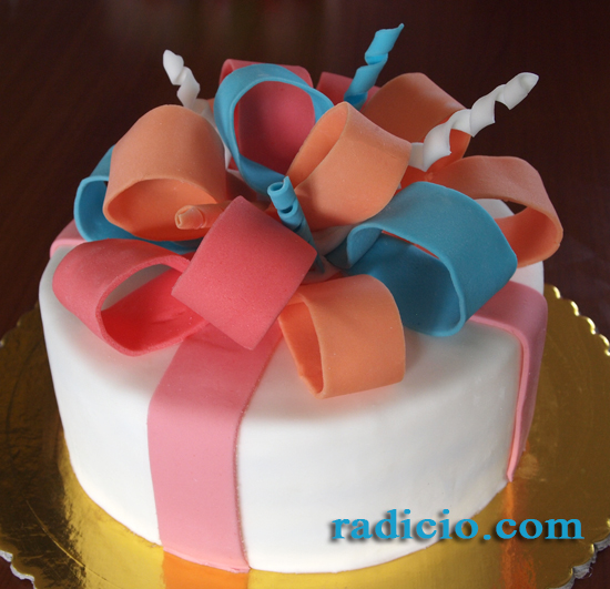 Cake with glaze bow